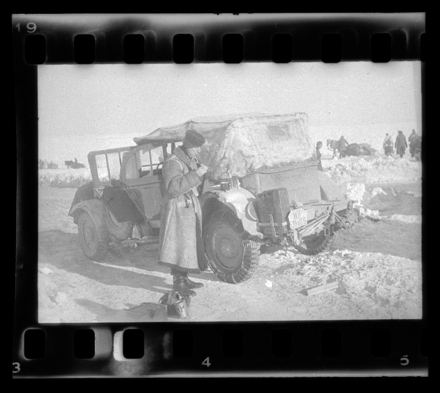 , Soldat im Winter am Geländewagen
