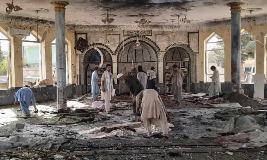 Afganos describen las secuelas de la explosión en la mezquita de Kunduz