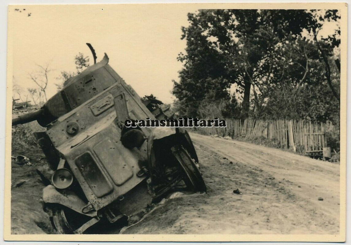 Orig. Foto zerstörte russ. Panzerspähwagen Panzer in RAUDENAI Li