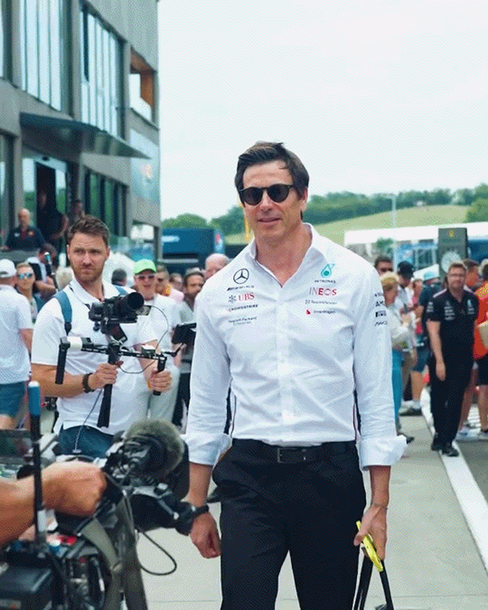 Mercedes-AMGF1-1682327797929263106-1.gif