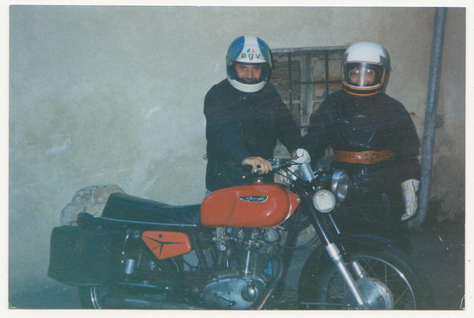 Vos photo d'époque cyclo temps des yéyés garage - Page 3 Ducati-vigili-2
