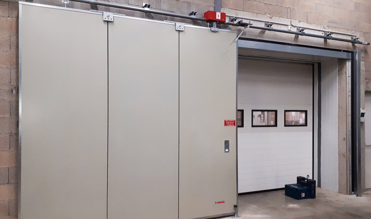 Installation de porte coupe-feu coulissante industrielle