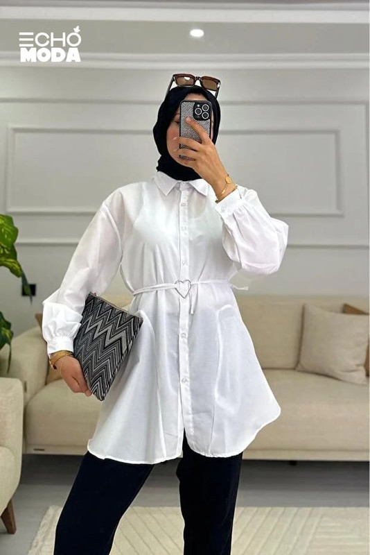 بلوزة بيضاء كاجوال بخامة قطنية مريحة تجمع بين البساطة والأناقة في آنٍ واحد بلوزة بيضاء كاجوال بخامة قطنية مريحة تجمع بين البساطة والأناقة في آنٍ واحد