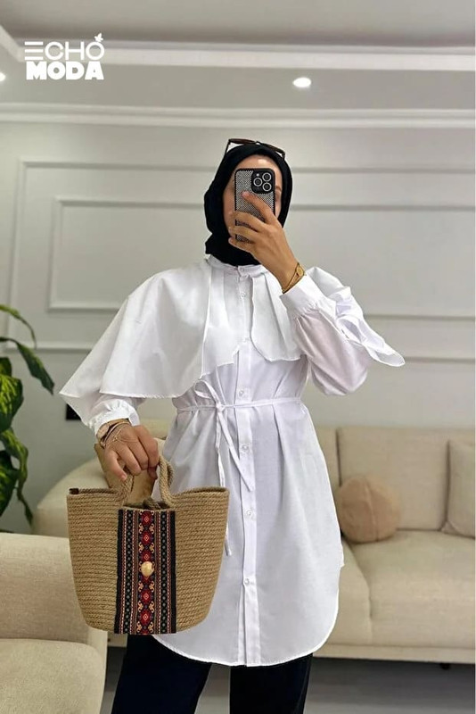 بلوزة بيضاء كاجوال بخامة قطنية مريحة تجمع بين البساطة والأناقة في آنٍ واحد بلوزة بيضاء كاجوال بخامة قطنية مريحة تجمع بين البساطة والأناقة في آنٍ واحد