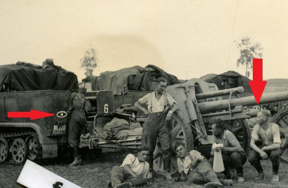 Foto WH Sd KFz mit Geschütz Artillerie der GD Wappen Stahlhelm im Kreis