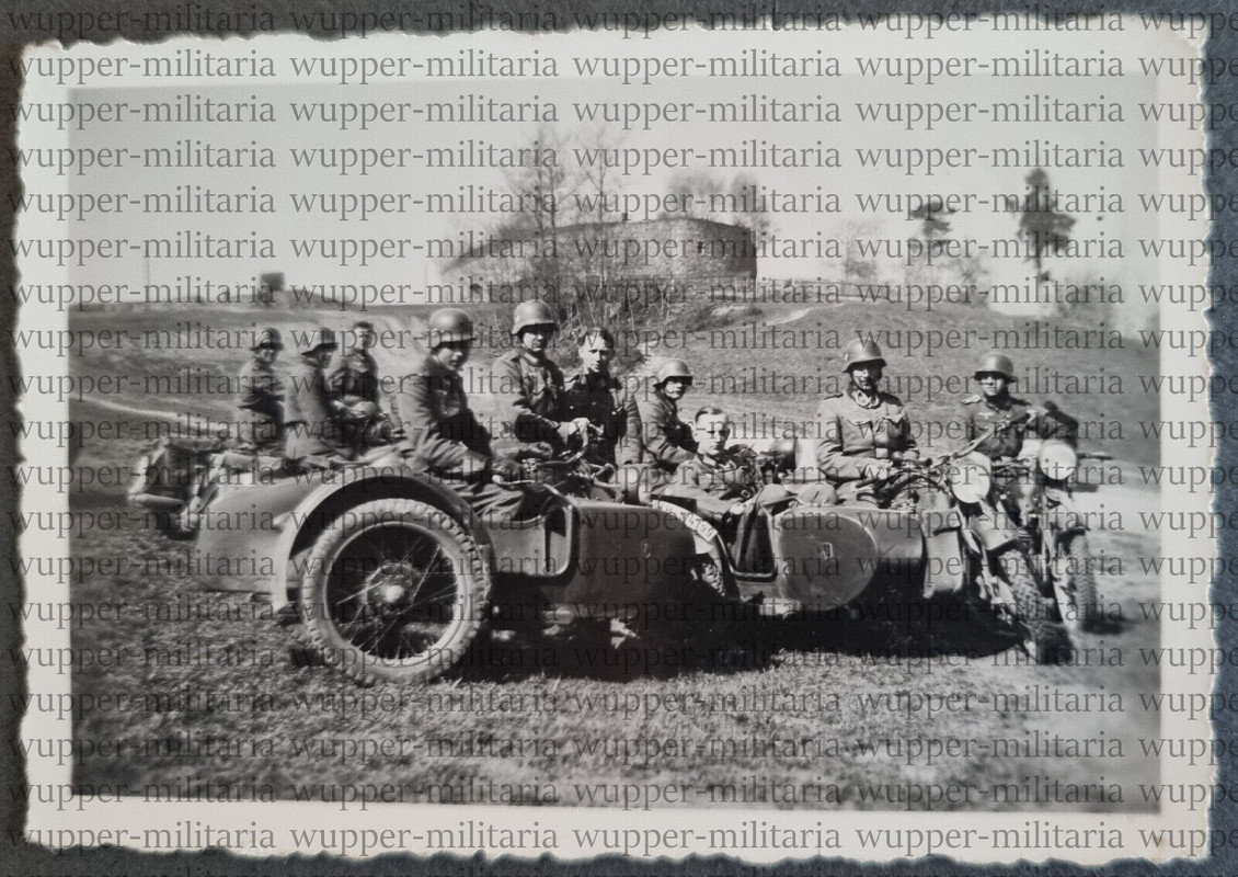 Foto 2WK mehrere Motorräder Krad Beiwagen Stahlhelm