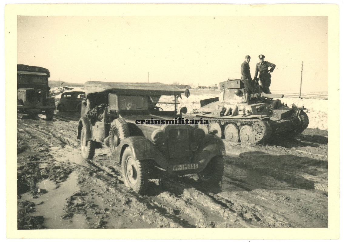 Orig. Foto Panzer 38 (t) und Kübelwagen Pkw der 7.PD im Winter in Russland 1942