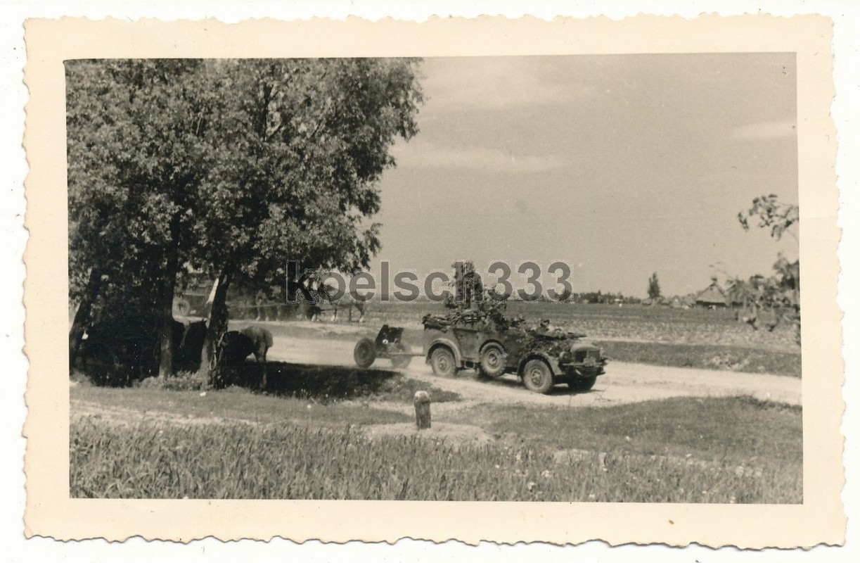 Foto schwerer Einheits PKW Kübelwagen mit PaK Geschütz Panzerjäg