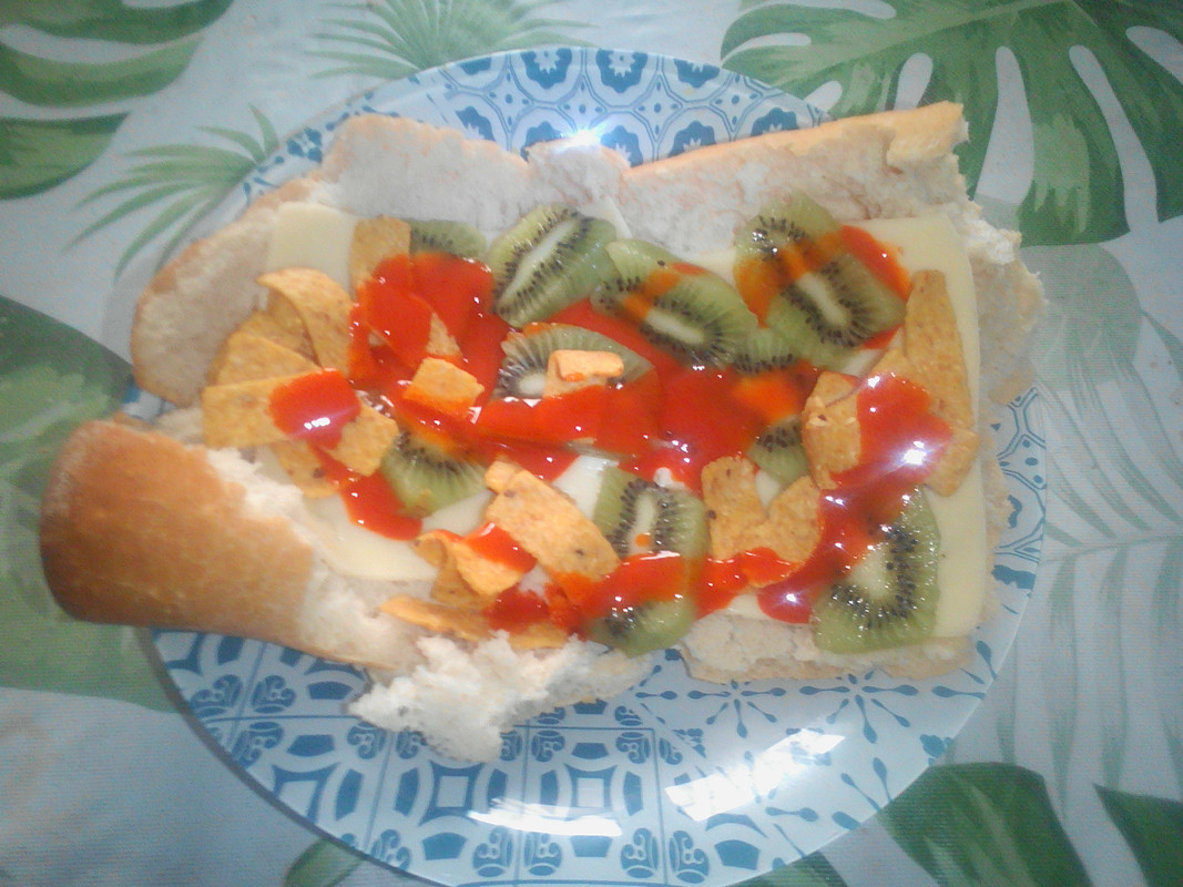 te comerias mi bocadilllo de queso, kiwi y fritos de maiz con salsapicante?