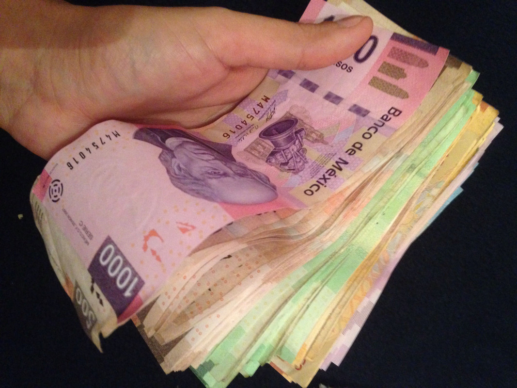 Intenta comprar billetes falsos para estafar a la gente y él resulta estafado