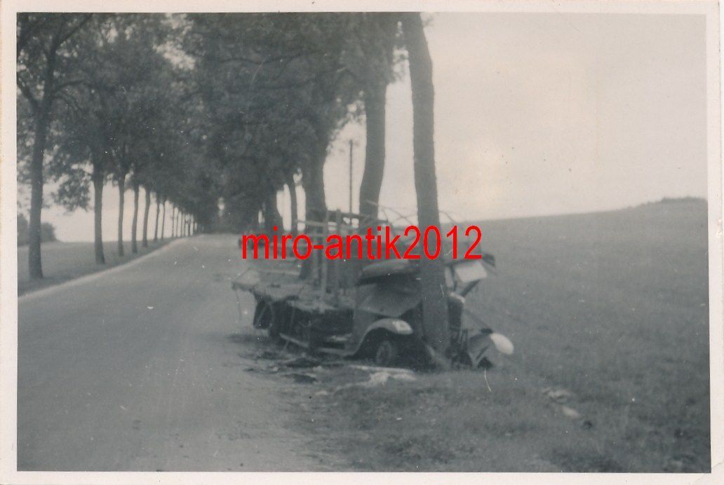 Foto, H. Wehrfritz in Frankreich, zerstörte Lkw,