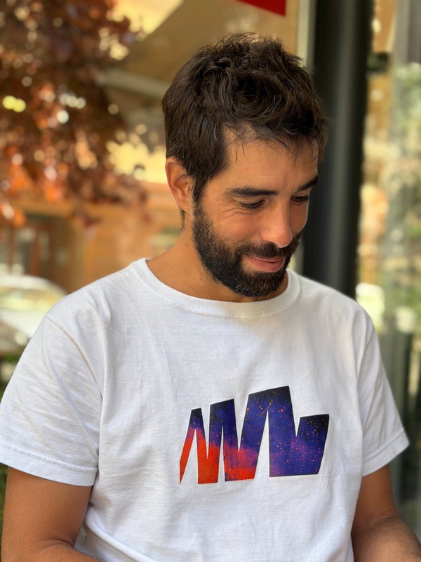 Exe con la remera de Alta Magia