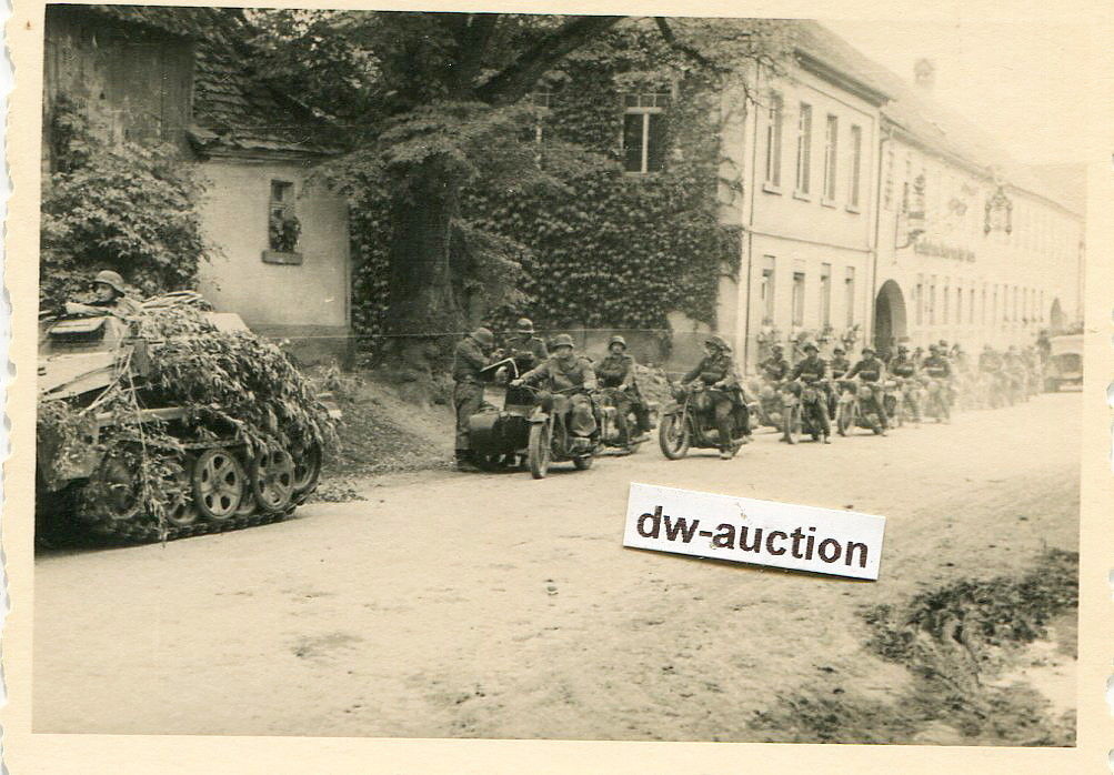 Halbkette SdKfz und Motorrad einer Sturmgeschütz