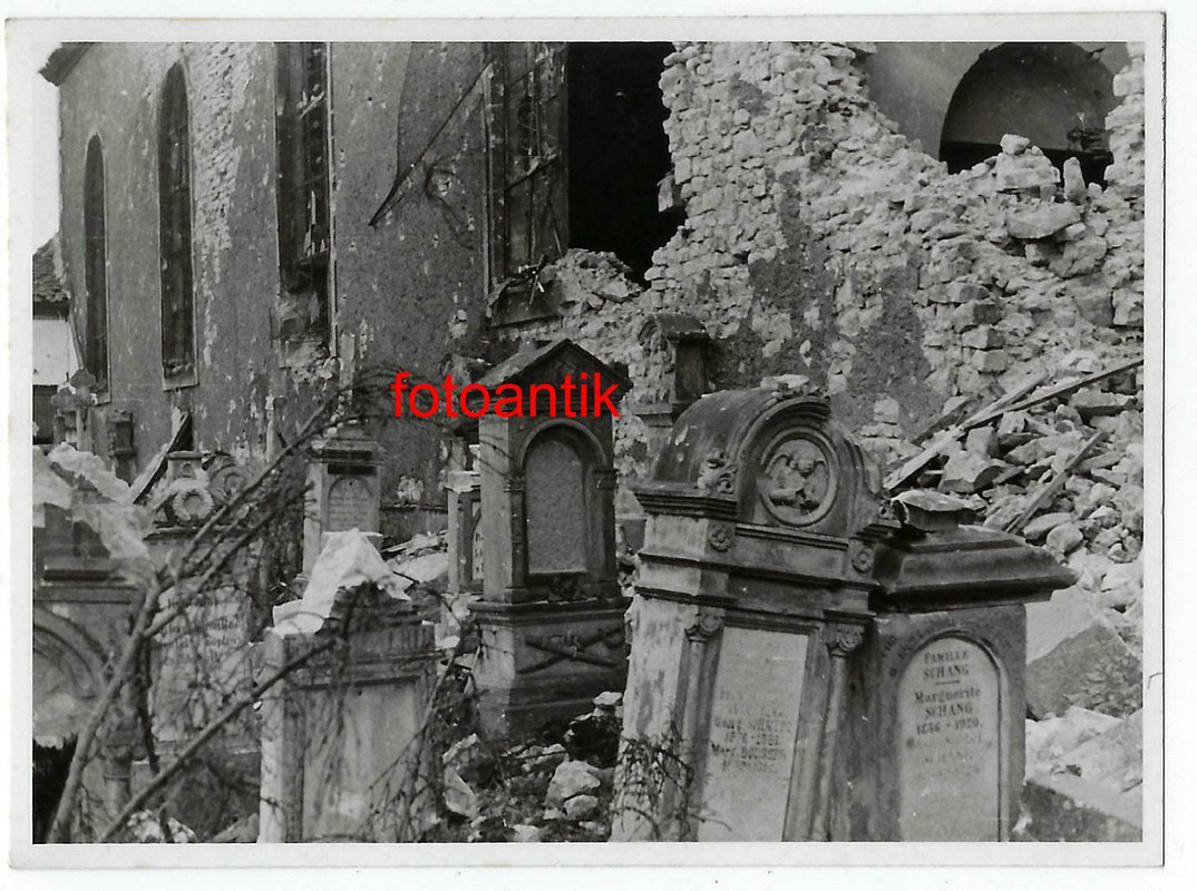 Foto 2 WK Frankreich Ort Vincelles zerstörter Friedhof Grabsteine nach KAMPF