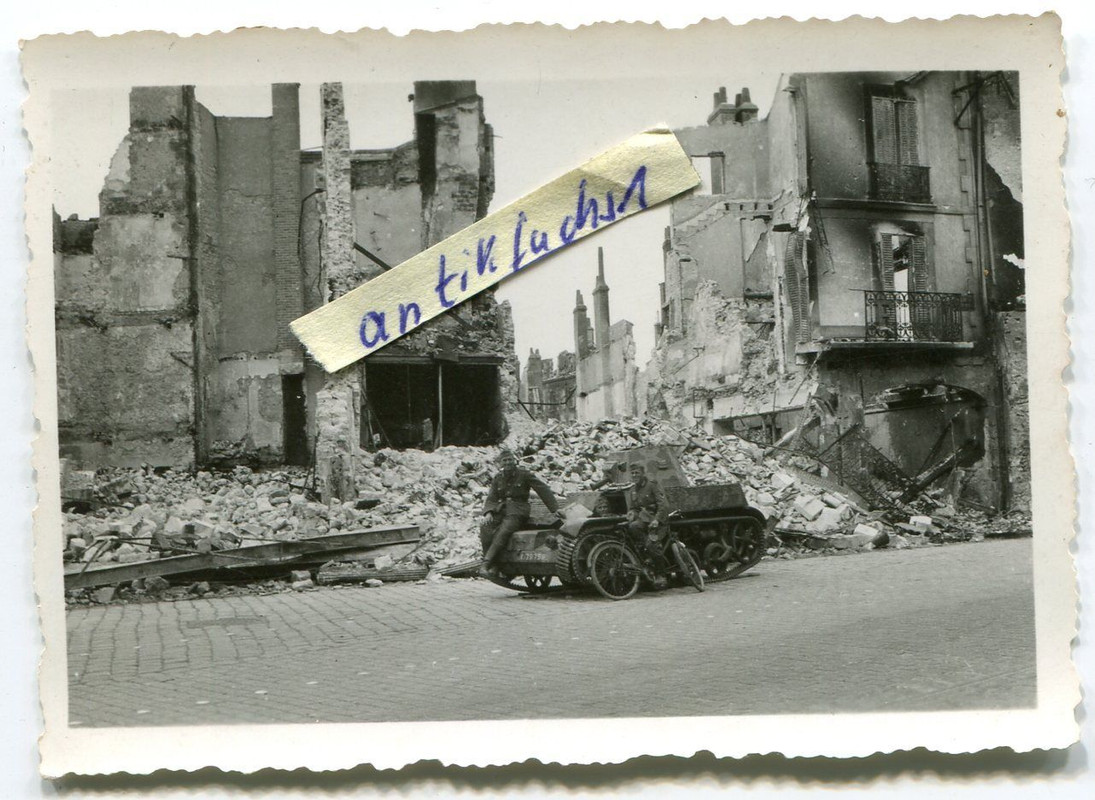 Panzer  aus Belgien  im zerstörtem Ort im 2.WK