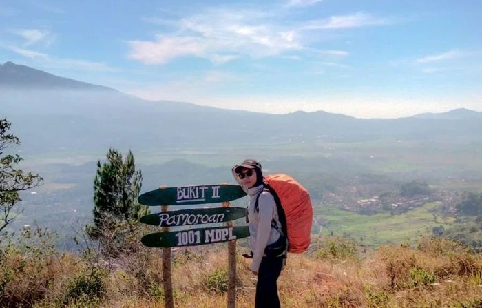 Potret keindahan Bukit Pamoroan di Sedaraja, Cingambul, Kabupaten Majalengka, Jawa Barat.
