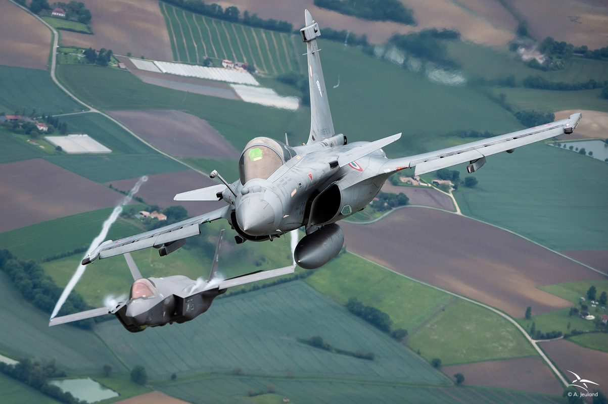 Rafale, Mirage 2000, Typhoon et F-35 dans le ciel français Image