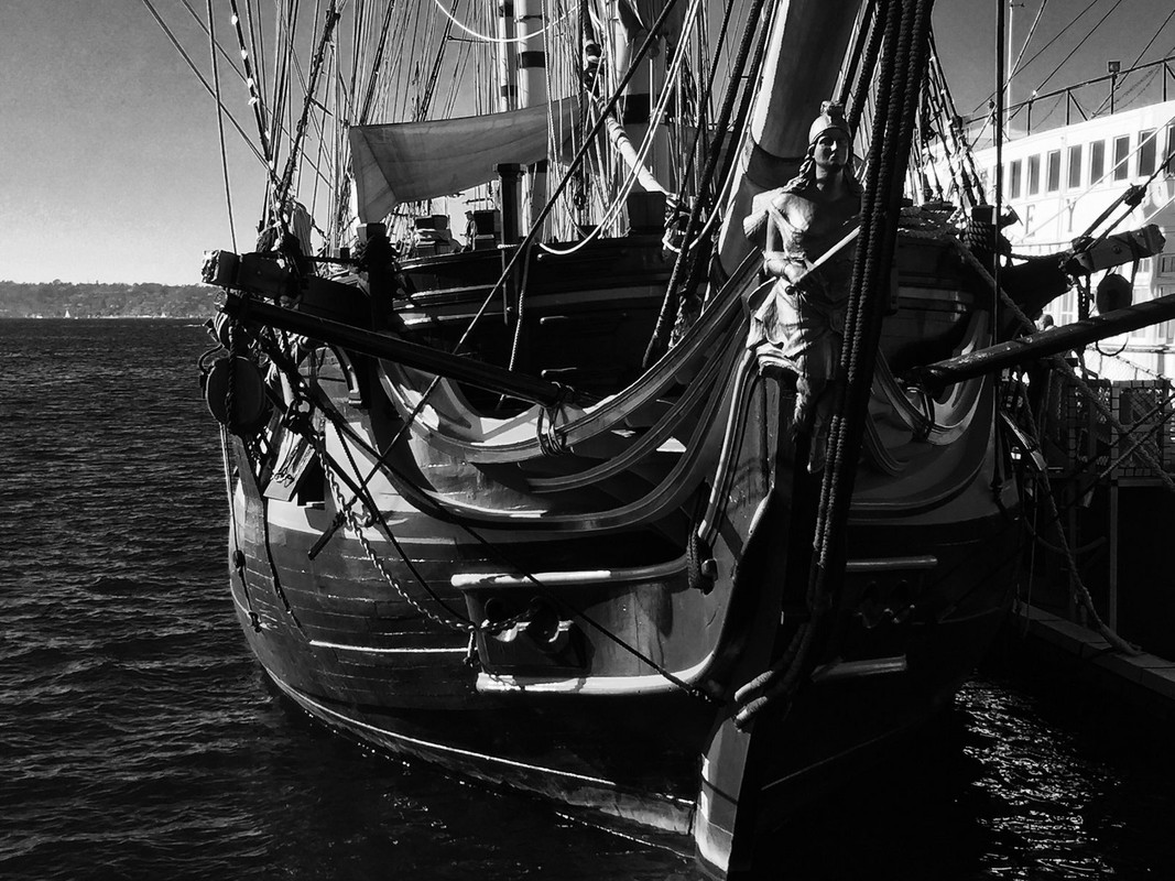 blacknwhite-boat.jpg