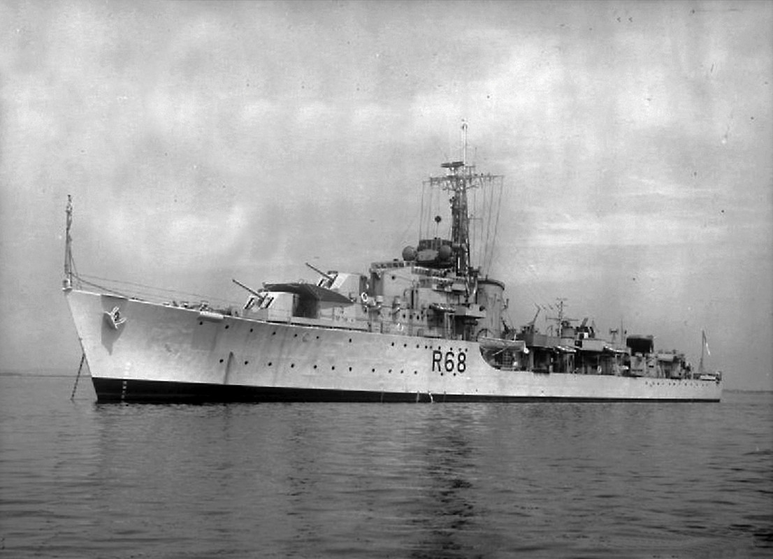 https://i.postimg.cc/bvcPpDM9/HMS-Crispin-R-68-1946.jpg