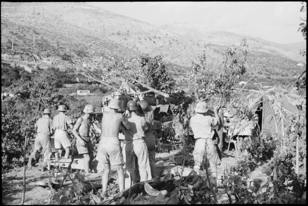 En Crète, les artilleurs du canon A de la 3e batterie du FlaK-Regiment 23 s'activent autour d'un can