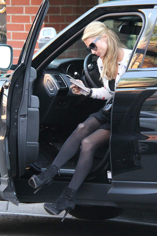 Paris-Hilton-Beverly-Hills031516-03