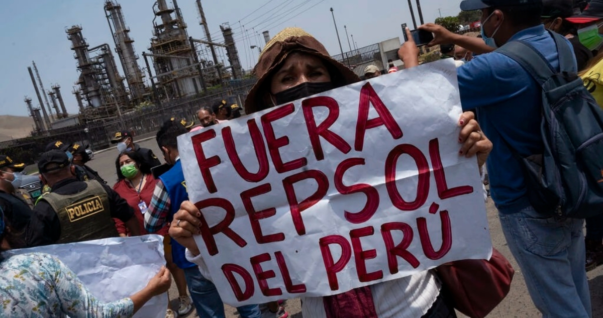 Repsol recibe millonaria demanda por derrame de crudo en Perú