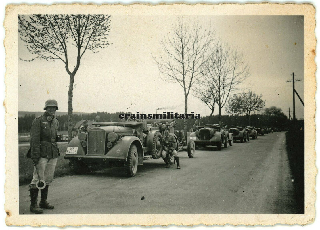 Orig. Foto Heer Panzerjäger Kübelwagen Pkw Kolonne mit Wappen PaK Geschütz