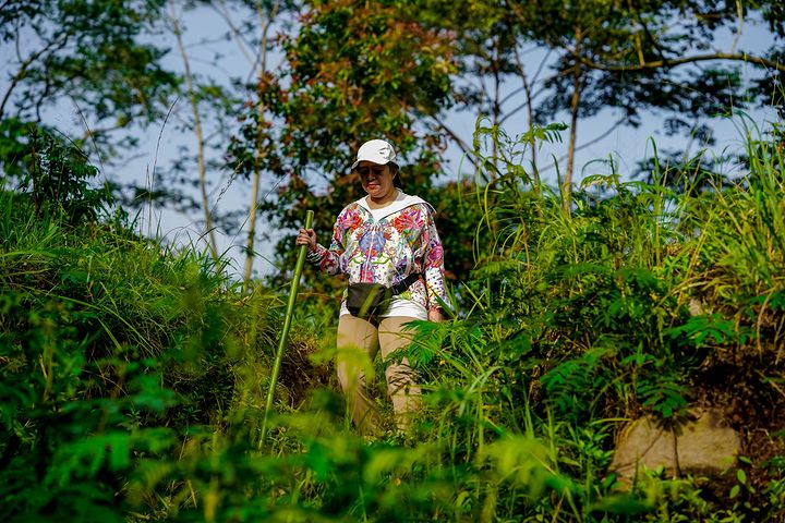 Potret Ketua DPR RI, Puan Maharani tampak asyik trekking menjelajahi keindahan alam di kawasan wisata populer Jogja.
