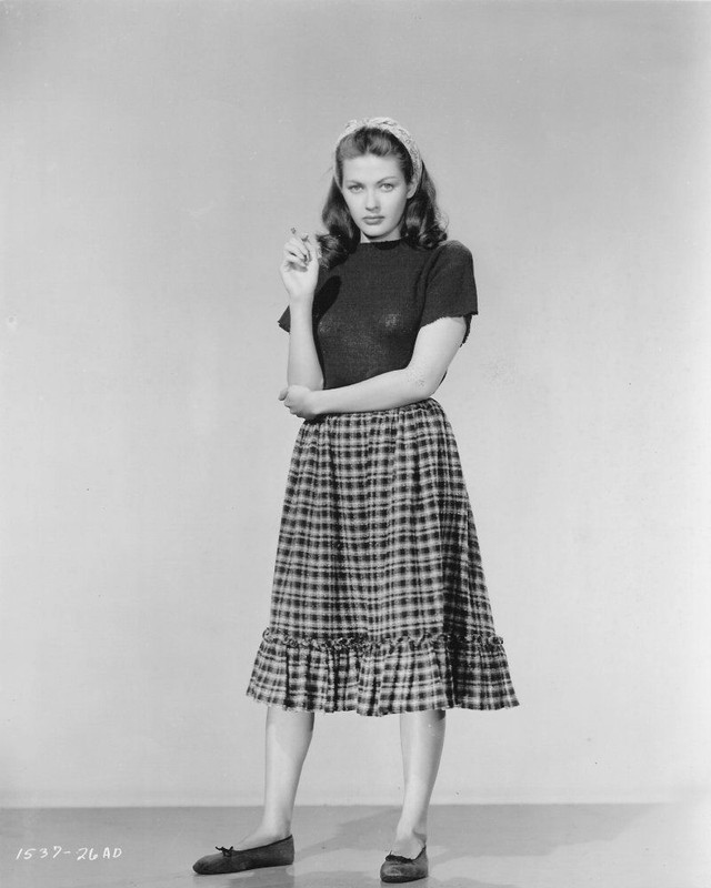 Yvonne_De_Carlo_b07