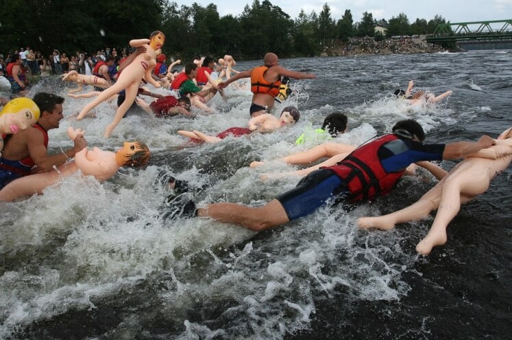 Заплыв на резиновых женщинах (Bubble Baba Challenge), Россия Заплыв на резиновых женщинах (Bubble Baba Challenge), Россия