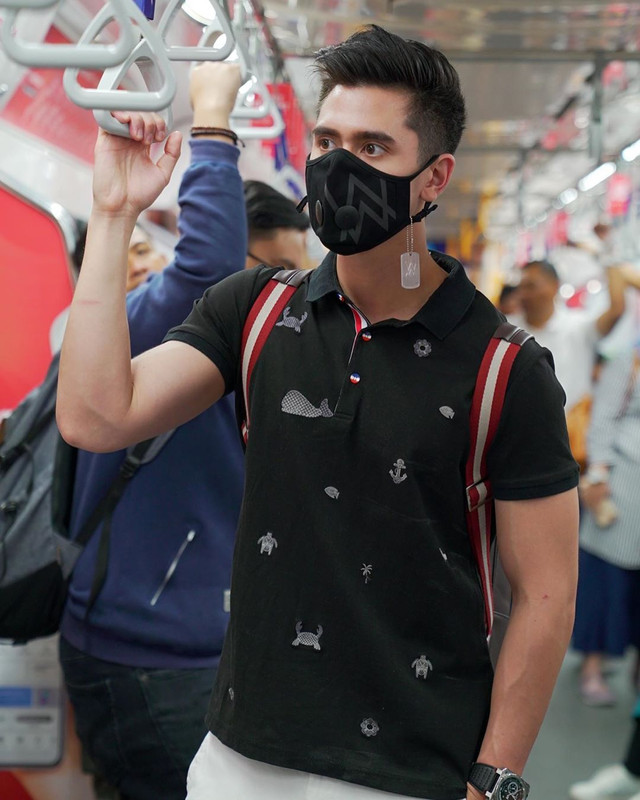 Gaya 8 seleb Tanah Air saat jajal MRT Jakarta, simpel hingga cetar