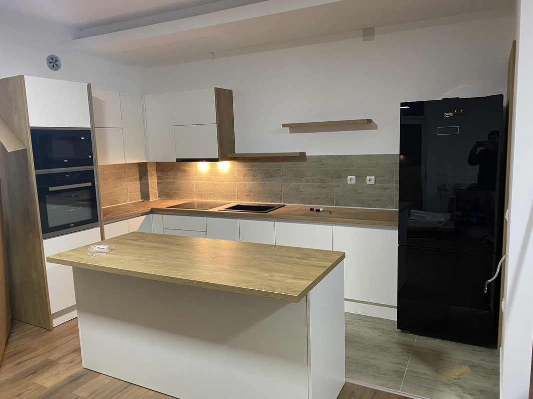 D5CECAB8-688F-4334-B70B-C5F81356212E