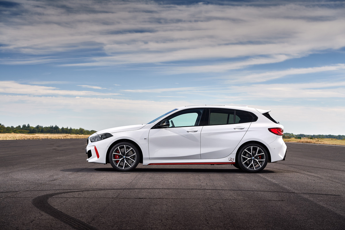 P90402196_highRes_the-all-new-bmw-128t
