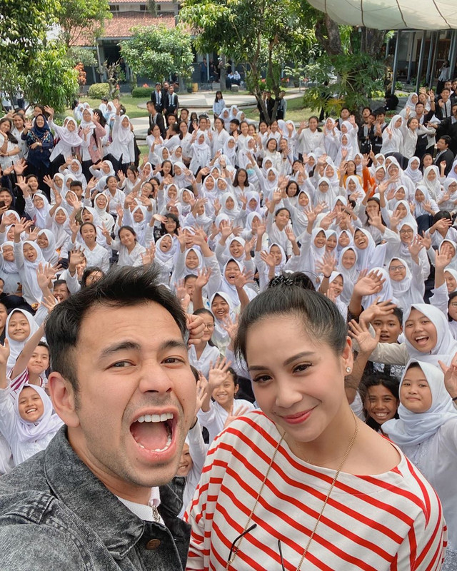 Raffi Ahmad dan Nagita Slavina ke SMP Negeri 5 Bandung