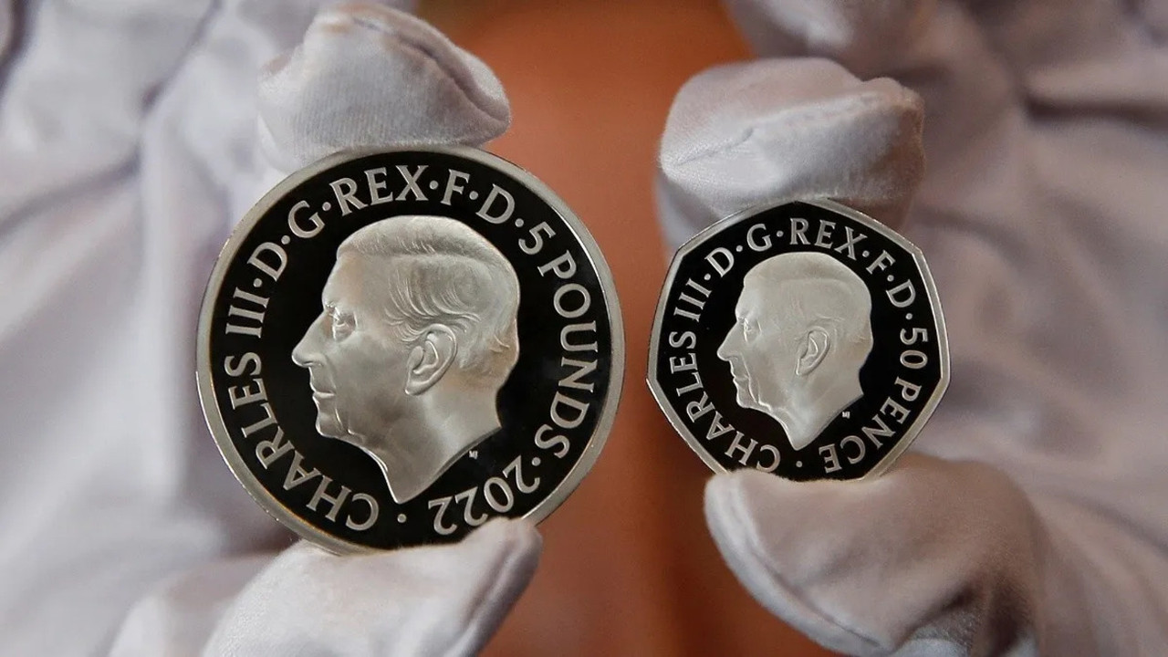Revelan primeras monedas oficiales del rey Carlos III