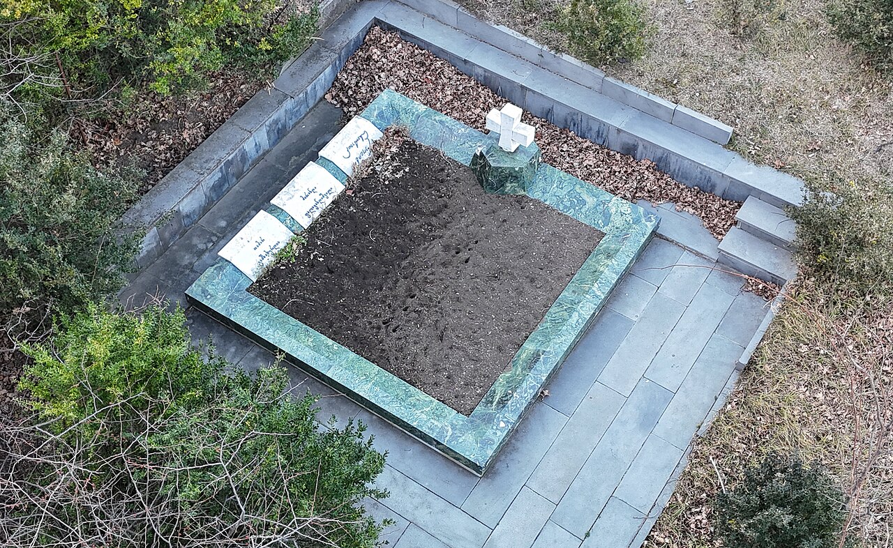 Grave-of-Konstantin-Gamsakhurdia