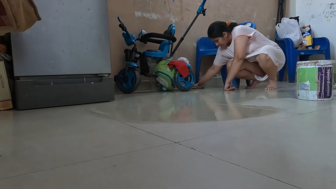 Fleshy Punjabi lady sexy thighs and panty show in dailywear.mp4_snapshot_00.08.243