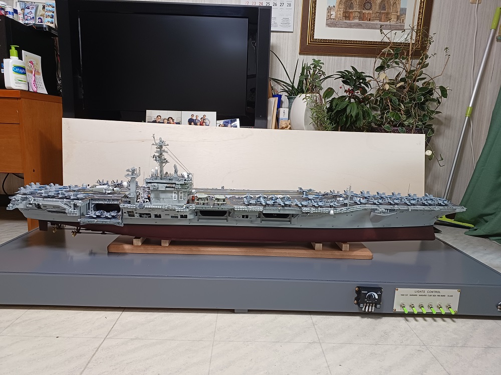 Porte-Avions USS Nimitz au 1/200 en total scratch traditionnel File