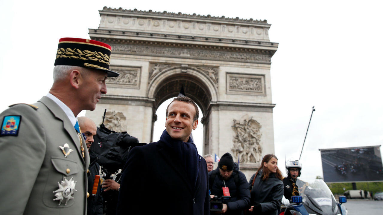 El presidente francés, Emmanuel Macron, y el jefe del estado mayor del ejército, François Lecointre, asistieron a una ceremonia con motivo del aniversario número 74 de la victoria de la Segunda Guerra Mundial el 8 de mayo de 2019. Christian Hartmann - AFP