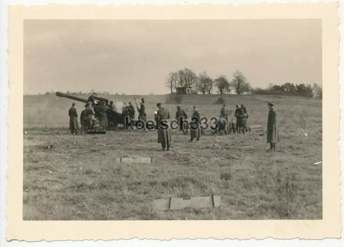 Foto Kanoniere feuern mit schwerer Feldhaubitze mit Mündungsbremse auf TrÜbPl (1)