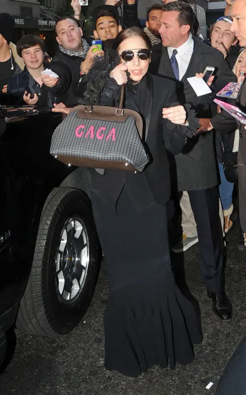 11-10-13-Leaving-her-apartment-in-NYC-00