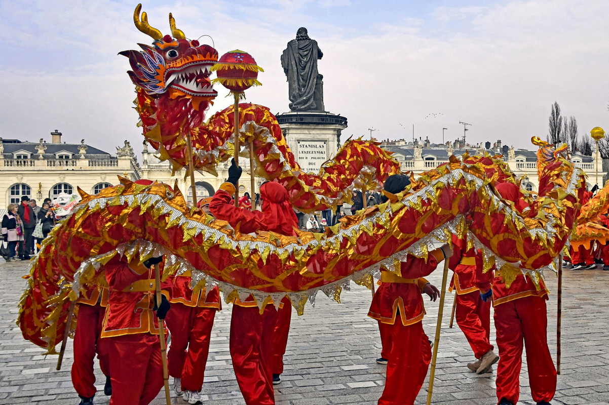 https://i.postimg.cc/bvsCR4GR/les-danses-des-dragons-et-des-lions-sur-la-place-stanislas-a-nancy-lors-du-nouvel-an-chinois-photo-c.jpg