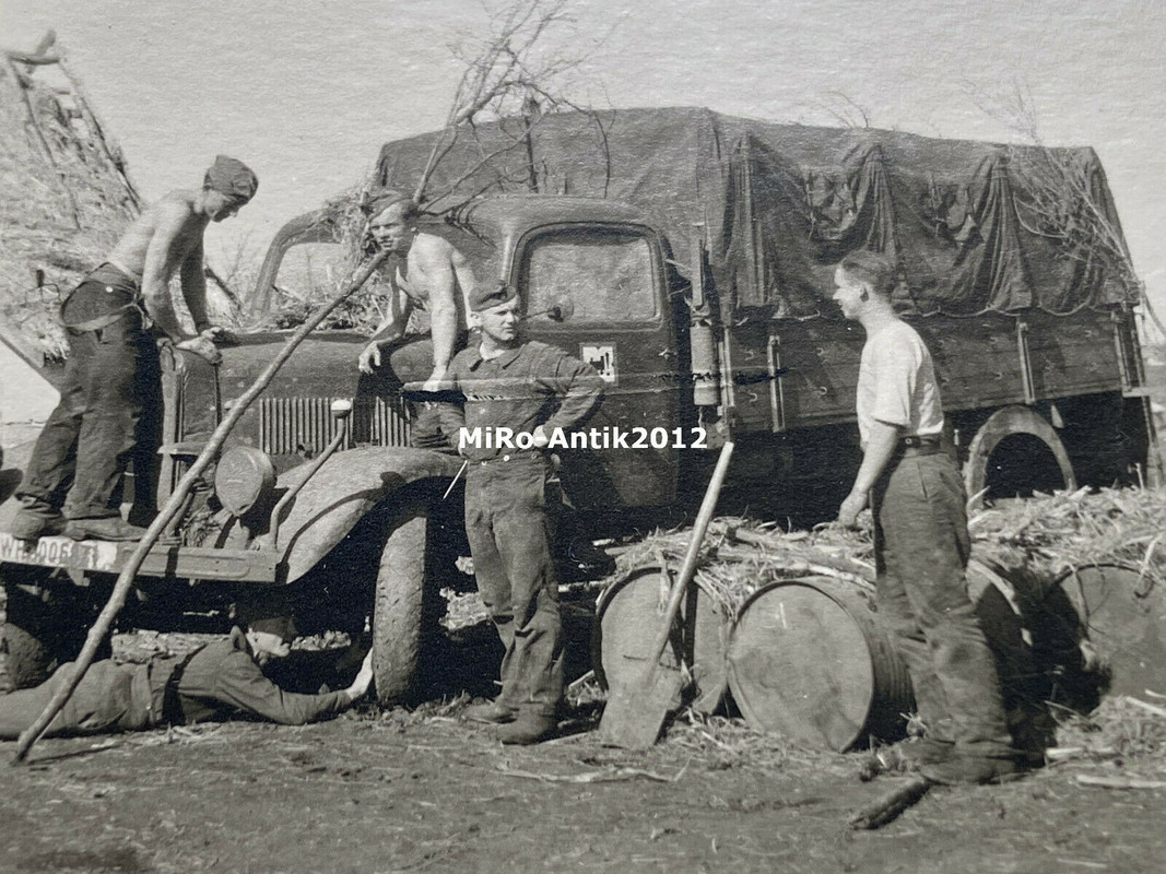 Foto, Wk2, Nachschub Soldaten mit Lkw und Benzinfässern