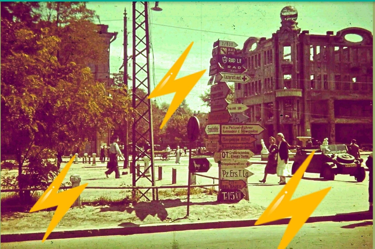 Schilderwald Wegweiser in Cherson Ukraine VW Typ82 Kübelwagen