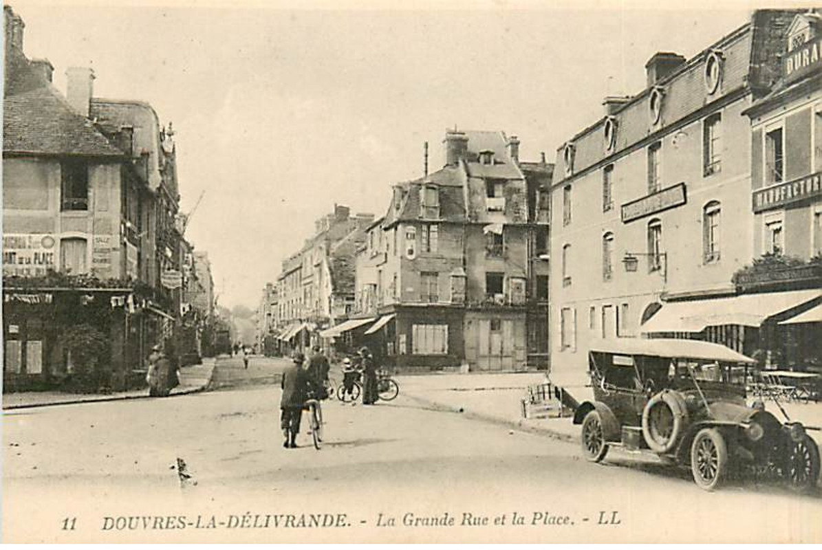 La Délivrande 14La grande rue et la place