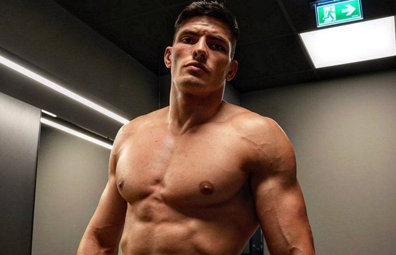 Ислам Дулатов се контузи и отпадна от дебютната си битка за UFC