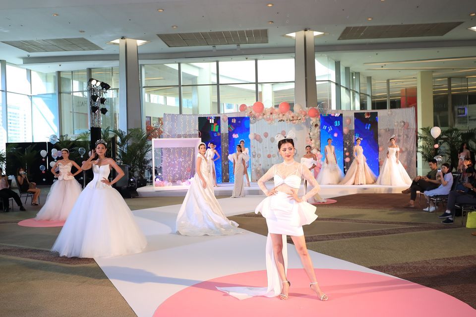 ใบเฟิร์น พิมพ์ชนก นำโชว์ชุดเจ้าสาวสุดอลัง ในงาน Wedding Fair 2020 by NEO