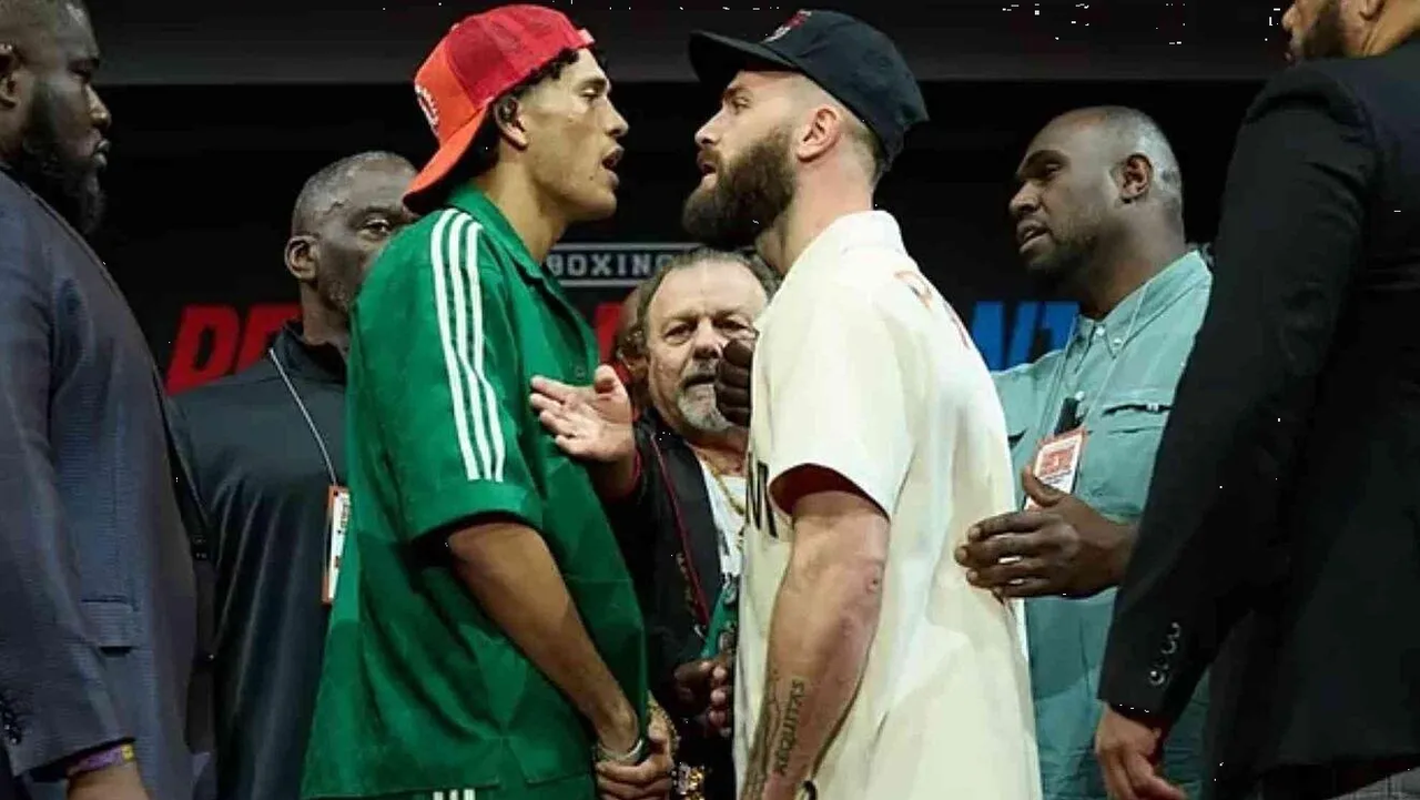 David Benavídez y Caleb Plant casi se agarran a golpes en ceremonia de pesaje