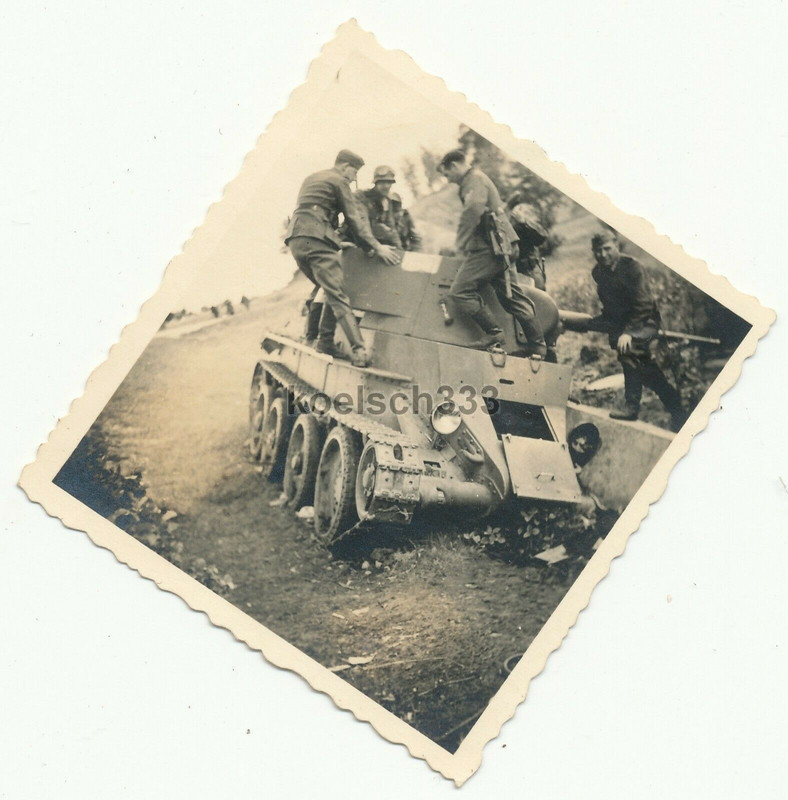 Panzerjäger begutachten abgeschossenen russischen BT-7 Panzer ! Tank Wrack