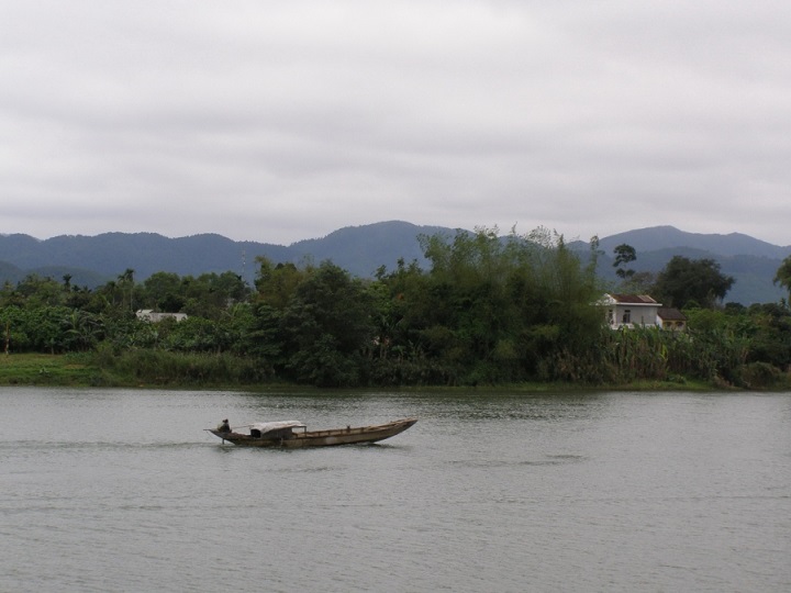 [Image: 8song-Huong-Nui-Ngu.jpg]